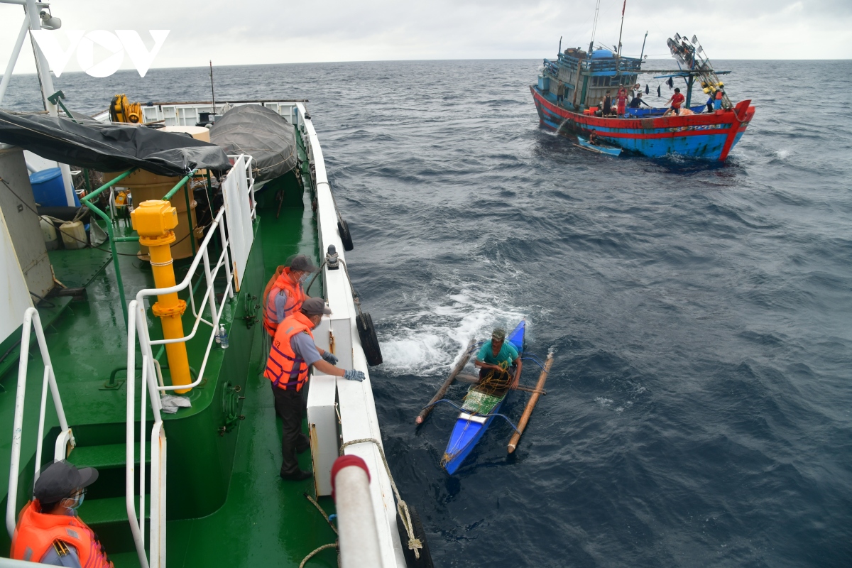 Tàu KN 472, Chi đội Kiểm ngư 4 tiếp nhận ngư dân Philipines, đưa vào đảo Song Tử Tây